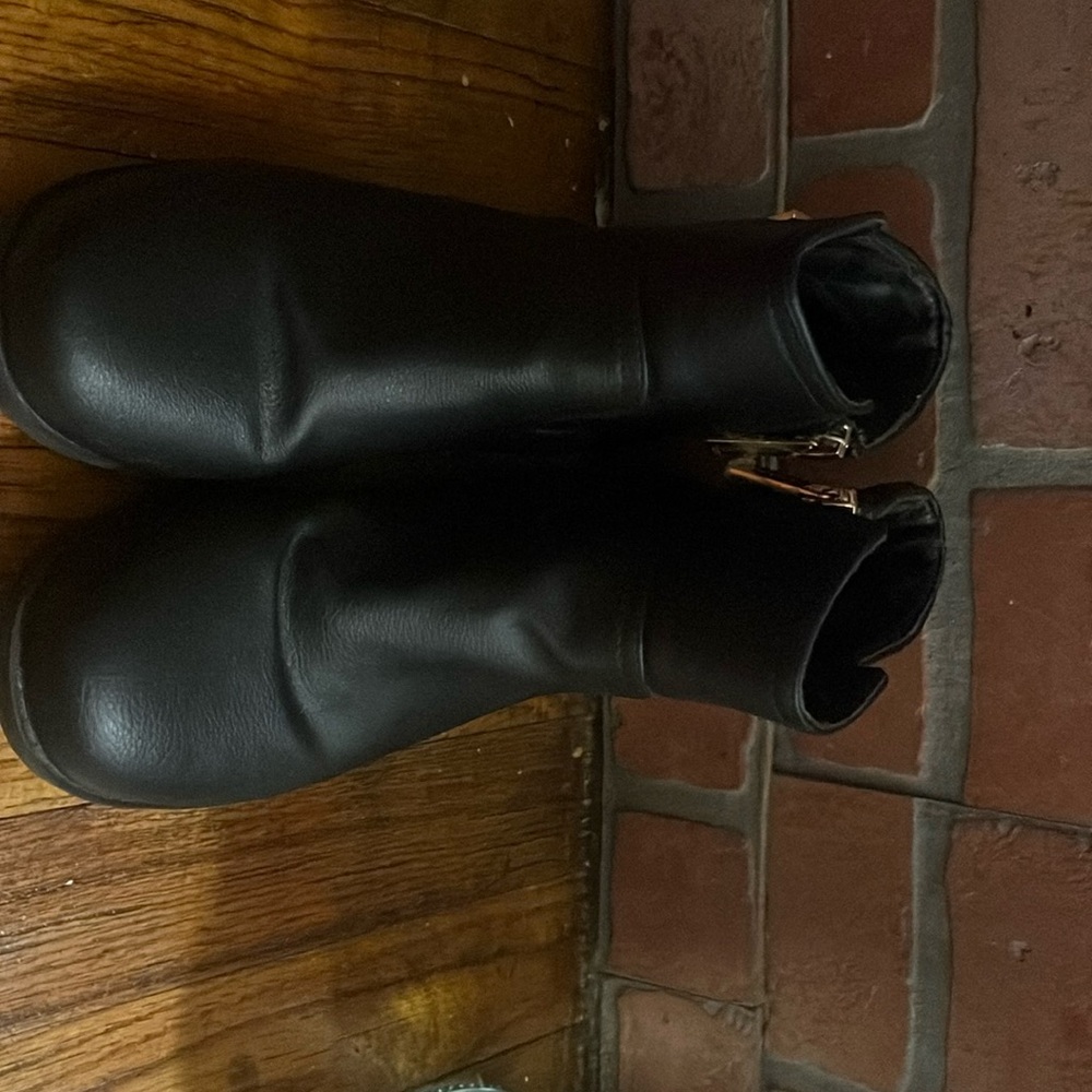 I’m selling black size 4 MK boots